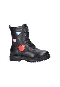 Zwarte leren enkelboot met een gestructureerd oppervlak, voorzien van rode, roze en blauwe hartapplicaties, vetersluiting en een stevige rubberen zool.