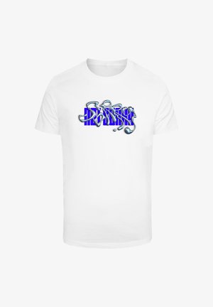 Una camiseta de algodón blanca con un diseño gráfico de texto brillante en azul y plata, centrado en el pecho, y con acentos de rayas horizontales.