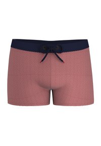 Shorts de bain rouges avec un motif en zigzag blanc, dotés d'une taille et d'un cordon de serrage bleu marine. Le matériau est lisse, offrant une coupe ajustée.