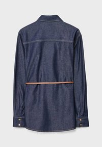 Dunkelblaues Denim-Hemd mit langen Ärmeln, Rückenpasse, verstellbarem braunem Lederband in der Taille und geknöpften Manschetten. Glatte Textur, lässiges Design.