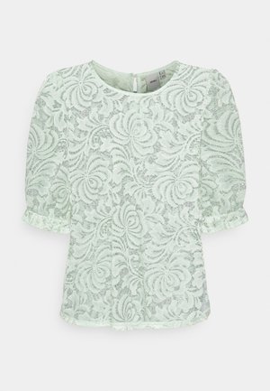 Lichtgroene kanten blouse met bloemmotieven, korte pofmouwen, ronde hals en sluiting met sleutelgatknop aan de achterkant.