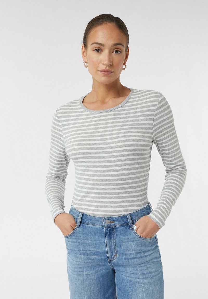 Grau-weiß gestreiftes Langarmshirt mit Rundhalsausschnitt, kombiniert mit hellblauen hoch taillierten Jeans. Weicher Stoff.