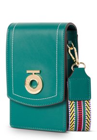 Türkise Lederhandtasche mit goldfarbenen Beschlägen, einem Vorderverschluss und weißem Näht. Verfügt über einen mehrfarbigen gestreiften verstellbaren Gurt.