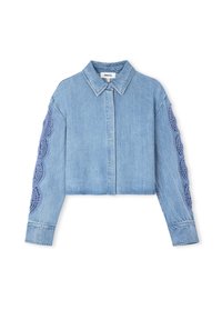 Chaqueta de mezclilla cortada en azul claro, con un cuello clásico y mangas largas con detalles de encaje a lo largo de los bordes.