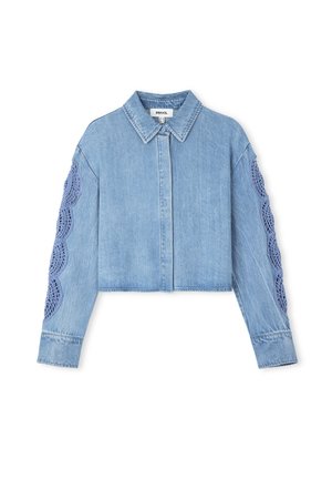 Veste en denim coupée de couleur bleu clair, avec un col classique et des manches longues ornées de dentelle sur les bords.