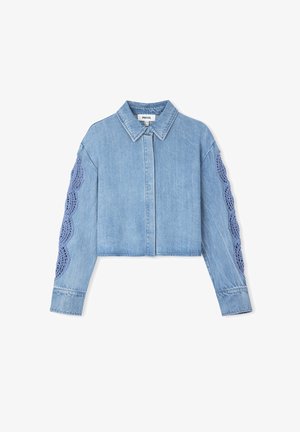 Krótka kurtka dżinsowa w jasnoniebieskim kolorze, z klasycznym kołnierzykiem i długimi rękawami z koronkowymi wykończeniami na brzegach.