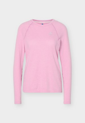 Lys rosa langermet atletisk genser med rund hals, raglansvamler og subtil tekstur, lite lyst logo på venstre bryst.