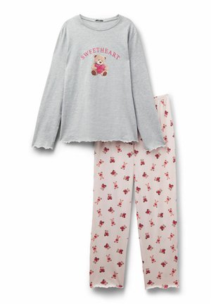 Hellgraues Langarmshirt mit Teddybär und dem Schriftzug "SWEETHEART", kombiniert mit hellrosa Hosen, die mit kleinen Teddybären gemustert sind.