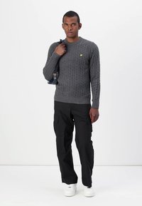 Lyle & Scott CABLE CREW NECK  - Stickad tröja - jet black marl