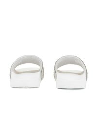 Witte slipper sandalen met een gestructureerde zilveren band. Het open achterkant ontwerp heeft een platte zool en een zachte binnenvoering voor comfort.