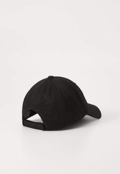 Must musta baseball caps, mille ka sa koonus, tekstuuriga kangas, taga reguleeritav rihm ja peal keskmine nupp.