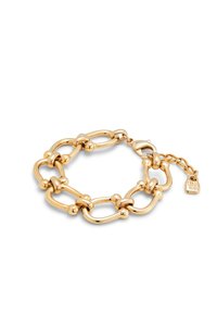 Pulsera en tono dorado que presenta formas ovaladas y redondas unidas, con superficies lisas y acentos redondeados. Se sujeta con un cierre de langosta y un charm.