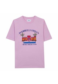 Camiseta de manga corta rosa con el texto "MARBELLA HILLS" y "BESSEL SOCIAL CLUB", que presenta un gráfico de un edificio y palmeras.