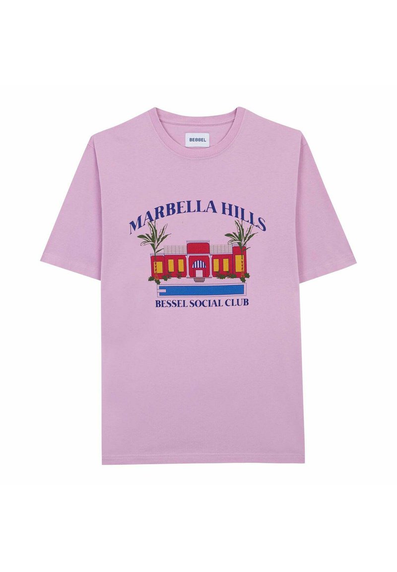 Camiseta de manga corta rosa con el texto "MARBELLA HILLS" y "BESSEL SOCIAL CLUB", que presenta un gráfico de un edificio y palmeras.