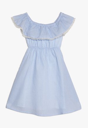 Jasnoniebieska i biała sukienka w kratkę gingham z odkrytymi ramionami, elastyczną talią oraz falbaniastrym dekoltem ozdobionym białą koronką z pomponami.