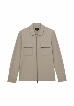 Veste beige à manches longues avec fermeture éclair devant, deux poches à rabat sur la poitrine et un col, posée à plat sur fond blanc.