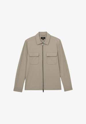 Chaqueta beige de manga larga con cremallera frontal, dos bolsillos con solapa en el pecho y cuello, extendida sobre fondo blanco.