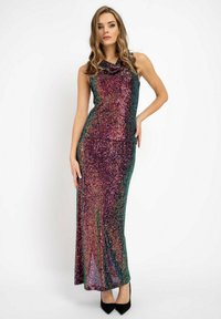 Abendkleid mit Pailletten, das einen Cowl-Halsausschnitt, eine taillierte Silhouette und eine Mischung aus schimmernden Farben in Lila, Grün und Gold aufweist. Bodenlanger Schnitt.