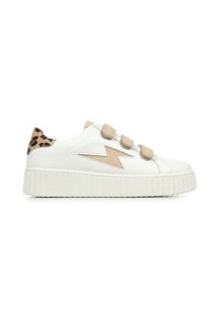 Witte platform sneaker met beige bliksemflits, drie beige klittenbandsluitingen en een luipaardprintdetail op de hiel.
