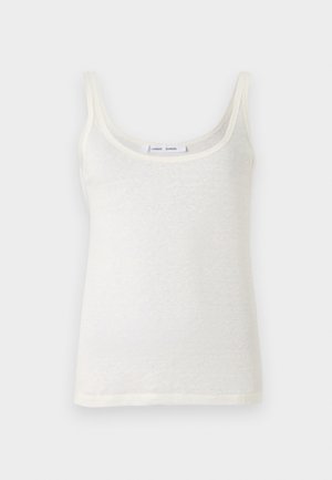 Camisola de algodão branca sem mangas com alças finas, apresentando um decote arredondado e uma textura ligeiramente translúcida. A bainha é reta, sem detalhes adicionais.