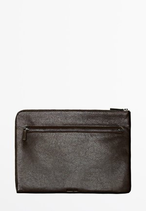 Braune Lederbeuteltasche mit strukturiertem Finish, ausgestattet mit einem oberen Reißverschluss und einer Frontreißverschlusstasche für zusätzlichen Stauraum.