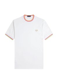 Camiseta blanca de algodón con cuello de canalé en naranja, rosa y verde. Presenta un pequeño emblema dorado en el lado izquierdo del pecho.