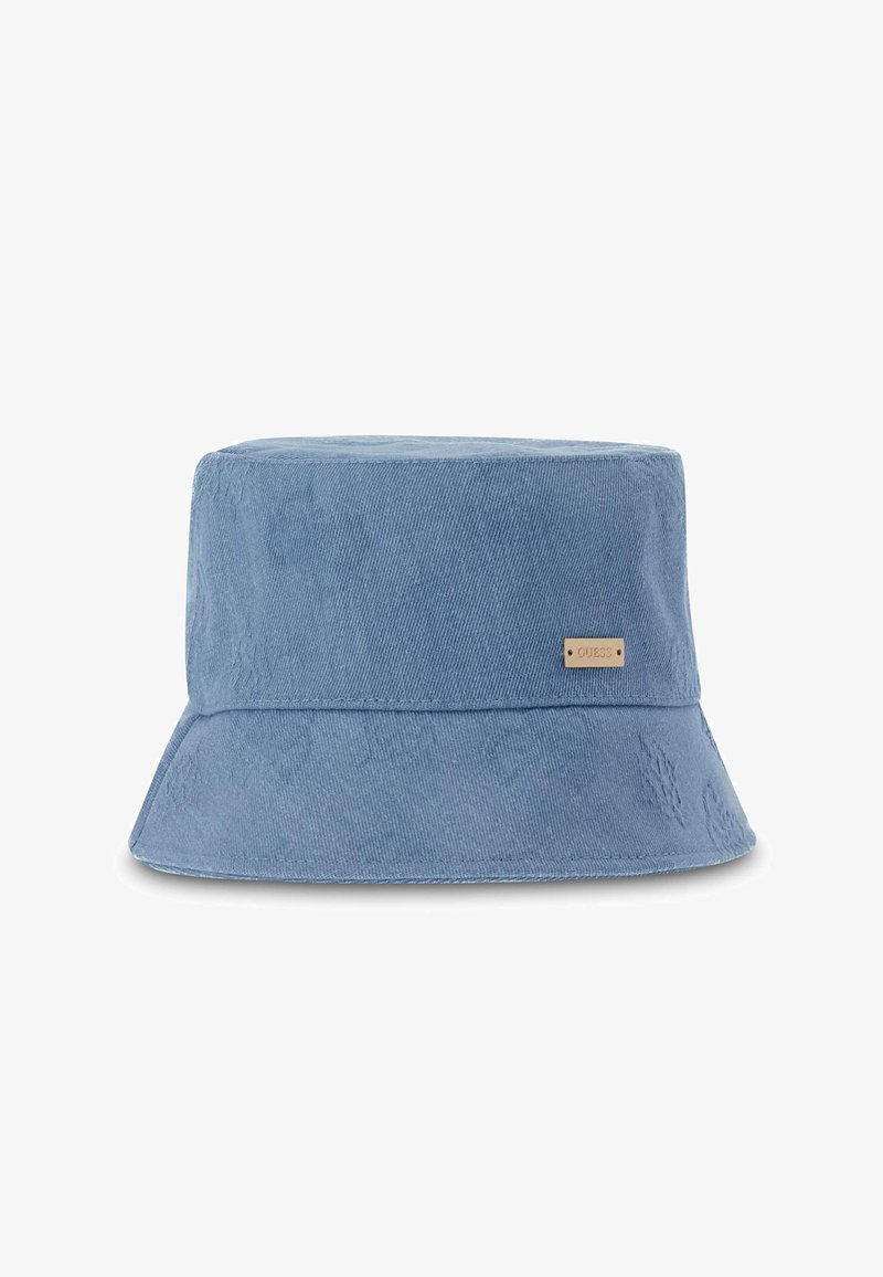 Bob en denim bleu clair avec un petit logo métallique rectangulaire Guess sur le devant.