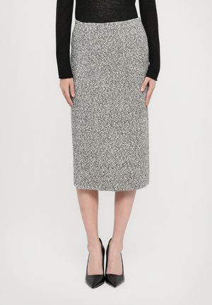 Fustă midi cu model gri și negru, cu o siluetă ajustată, realizată dintr-un material texturat, având un elastic în talie și asortată cu pantofi stiletto negri.