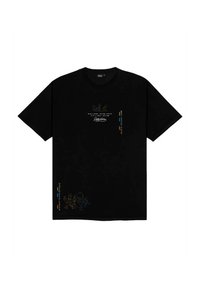Zwarte katoenen T-shirt met korte mouwen, met kleurrijke geborduurde ontwerpen en tekst op de voorkant en onderrand.