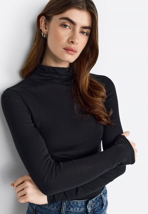 Maglietta nera a maniche lunghe con collo a imbuto in tessuto leggero e design aderente. Presenta un collo alto e polsini delle maniche allungati.