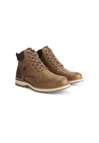 Bruine leren enkelboots met een grijze stofkraag, bruine veters en witte rubberen zolen. Beschikt over stiksels en metalen oogjes.
