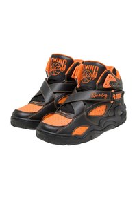 Wysokie buty do koszykówki wykonane z czarnej skóry z pomarańczowymi akcentami, z perforowanymi panelami, rzepem oraz teksturowanymi gumowymi podeszwami.