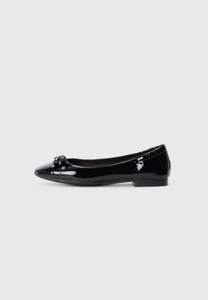 Scarpa piatta in pelle verniciata nera con punta affilata e decorativo fiocco sopra, mostrata in profilo laterale su sfondo bianco.