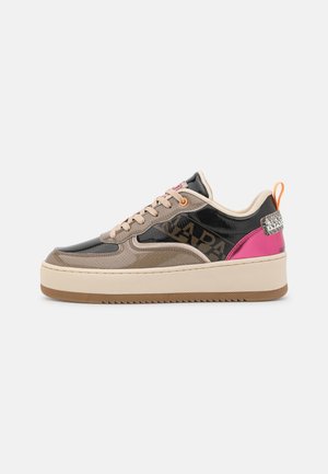Baskets à plateforme basse combinant des panneaux beige, noir verni et rose avec des lacets beiges et un languette d’extraction de talon brandée.