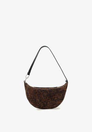 Braune Schultertasche in Halbmondform mit Leopardenmuster, schwarzem Riemen und silbernen Verschlüssen auf weißem Hintergrund.