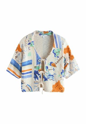 Krótki sweter na guziki z krótkim rękawem i wiązaniem z przodu, zdobiony kolorowym nadrukiem mapy świata w odcieniach pomarańczowego, niebieskiego, zielonego i beżowego.