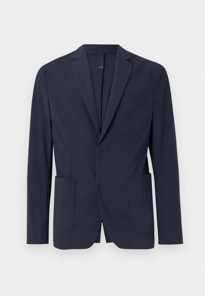 Granatowa marynarka z gładkiego materiału, z pojedynczym zapięciem na guzik, dwoma przednimi kieszeniami oraz małą kieszonką na piersi. Slim fit.