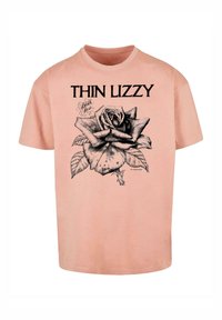 Rožinė medvilninė marškinė su juodu rožės grafiniu piešiniu ir tekstu "THIN LIZZY" paryškintais, stilizuotais rašmenimis. Trumpomis rankovėmis, apvaliu kaklu.