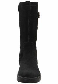 Bota de ante negra hasta la rodilla con silueta recta, cremallera lateral y hebilla decorativa. Acabado texturizado y suela plana.