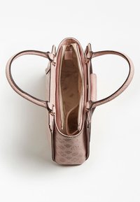 Rosa handväska med en texturerad yta, två handtag och ett fack med dragkedja. Insidan har en slät foder och organiserade fickor.