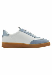 Zapatilla blanca con acentos de ante azul, diseño de cordones, parte superior de cuero suave, punta redondeada, suela de goma marrón con acolchado.
