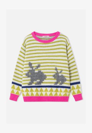 Gestreepte gebreide trui met roze kraag en manchetten, met twee grijze konijnensilhouetten en groene driehoekpatronen op een witte achtergrond.