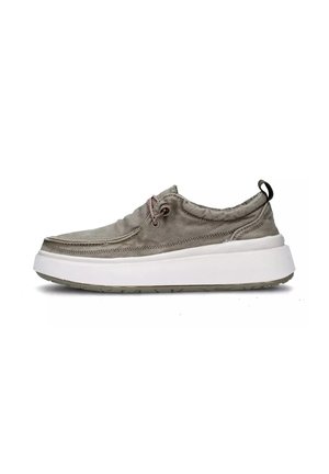 Scarpa slip-on grigia chiara con upper in tessuto testurizzato, suola bianca e dettagli rossi. Presenta un tallone ad anello per una facile indossabilità.