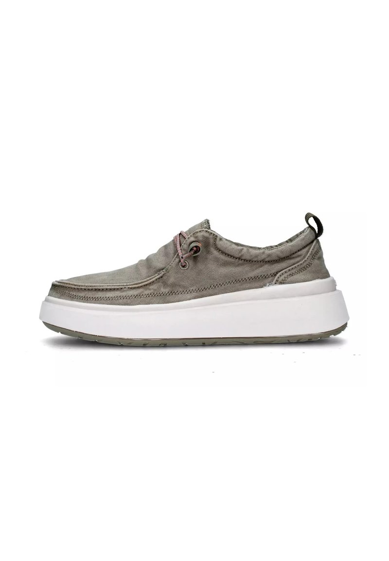 Scarpa slip-on grigia chiara con upper in tessuto testurizzato, suola bianca e dettagli rossi. Presenta un tallone ad anello per una facile indossabilità.