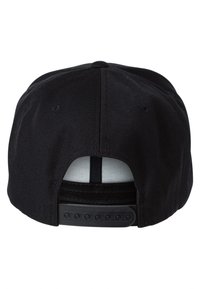 Sort baseball cap lavet af tekstureret stof. Har en flad skygge, justerbar snapback-lukning og en kontrasterende inderside i grå.