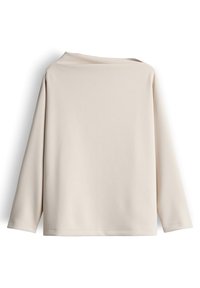 Maglietta beige a maniche lunghe con scollatura a barca ampia e vestibilità morbida. Realizzata in un tessuto morbido con una texture liscia, senza motivi né dettagli.