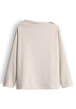 Beige lange mouwtop met een brede bootnek en een losse pasvorm. Gemaakt van zachte stof met een gladde textuur, zonder patronen of accenten.