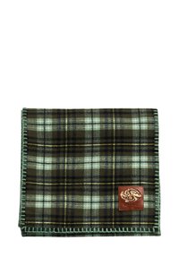 Plaid en noir et vert foncé, avec des coutures vert pâle et une étiquette en cuir marron avec un logo en relief dans un coin.