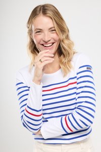 Langsleeve, witte top met blauwe en rode horizontale strepen en een ronde halslijn. Heeft een logo patch op de linker schouder.
