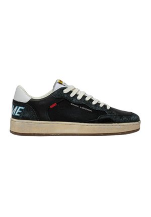 Sneaker low-top bianco e nero con lacci bianchi, suola beige e scritta "CRIME LONDON" sul lato e sul tallone posteriore.